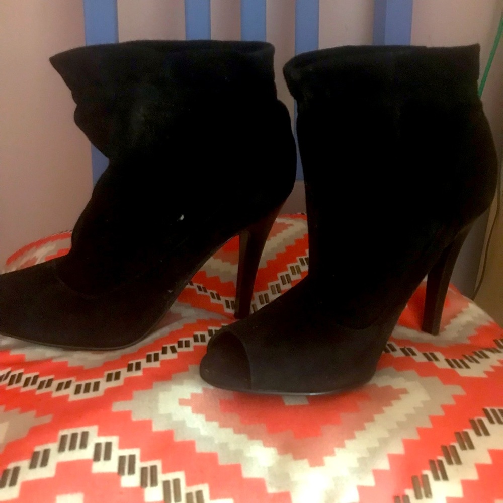 Very Cute Black peep toe 4 inch heels size 8m